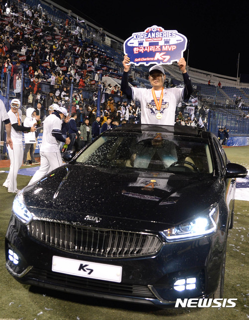 【창원=뉴시스】 장세영 기자 = 두산이 2016 KBO리그 통합 우승을 차지하며 통산 V5를 달성했다. 두산은 2일 창원 마산구장에서 열린 한국시리즈 4차전 NC 다이노스와 경기에서 8대1으로 승리하며 한국시리즈 우승을 확정했다. 한국시리즈 MVP 양의지가 부상으로 받은 차량앞에서 포즈를 취하고 있다. 2016.11.02. photothink@newsis.com