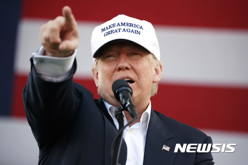 【마이애미=AP/뉴시스】미국 공화당 대선 후보 도널드 트럼프가 2일(현지시간) 플로리다주 마이애미에서 선거 유세를 하고 있다. 2016.11.3. 