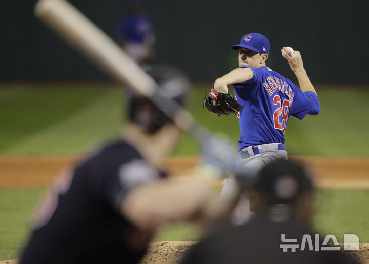 [클리블랜드=AP/뉴시스] 메이저리그 시카고 컵스의 카일 헨드릭스가 2일(현지 시간) 미국 오하이오주 클리블랜드 프로그레시브 필드에서 열린 2016 MLB 월드시리즈 7차전 클리블랜드 인디언스와의 경기에 선발 등판해 공을 던지고 있다. 2016.11.03.