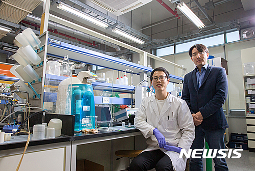 【울산=뉴시스】구미현 기자 = UNIST는 에너지 및 화학공학부의 주상훈 교수팀이 수소차에 쓰이는 수소 연료전지를 저렴하게 만들 수 있는 촉매 합성법을 개발했다고 3일 밝혔다. 주상훈 교수(오른쪽)와 사영진 연구원. 2016.11.03. (사진=UNIST 제공) photo@newsis.com