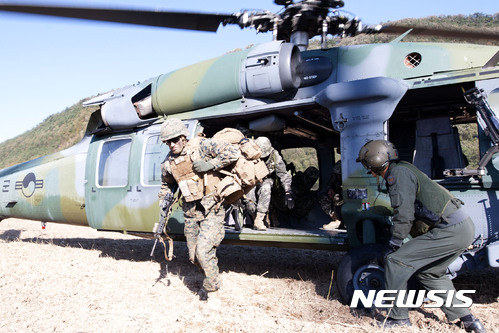 【서울=뉴시스】2016 호국합동상륙훈련에 참가한 한·미 해병대 장병들이 2일 경북 포항 안강 기계천 일대에서 UH-60을 이용한 공중돌격을 실시하고 있다. 2016.11.03. (사진=해병대사령부 제공)&nbsp; photo@newsis.com