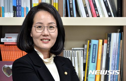 【서울=뉴시스】배훈식 기자 = 새누리당 김현아 의원이 3일 오후 서울 여의도 국회 의원회관에서 뉴시스와의 인터뷰 전 포즈를 취하고 있다. 2016.11.04.&nbsp;&nbsp; dahora83@newsis.com