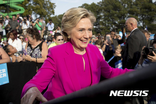 【윈터빌=AP/뉴시스】미국 민주당 대선 후보 힐러리 클린턴이 3일(현지시간) 노스캐롤라이나주 윈터빌에서 선거 유세를 하고 있다. 2016.11.4.