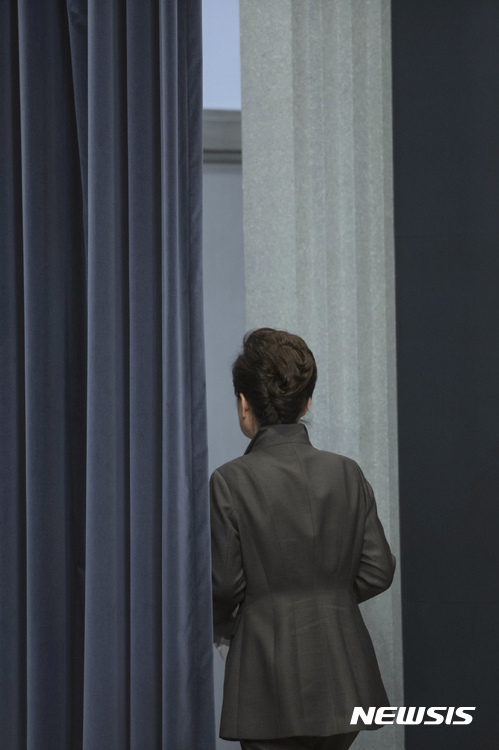 【서울=AP/뉴시스】존경하는 국민 여러분,&nbsp; 먼저 이번 최순실 씨 관련 사건으로 이루 말할 수 없는 큰 실망과 염려를 끼쳐드린 점 다시 한 번 진심으로 사과드립니다.&nbsp; 무엇보다 저를 믿고 국정을 맡겨주신 국민 여러분께 돌이키기 힘든 마음의 상처를 드려서 너무나 가슴이 아픕니다.&nbsp; 저와 함께 헌신적으로 뛰어주셨던 정부의 공직자들과 현장의 많은 분들, 그리고 선의의 도움을 주셨던 기업인 여러분께도 큰 실망을 드려 송구스럽게 생각합니다.&nbsp; 국가 경제와 국민의 삶에 도움이 될 것이라는 바람에서 추진된 일이었는데 그 과정에서 특정 개인이 이권을 챙기고 여러 위법 행위까지 저질렀다고 하니 너무나 안타깝고 참담한 심정입니다.&nbsp; 이 모든 사태는 모두 저의 잘못이고, 저의 불찰로 일어난 일입니다. 저의 큰 책임을 가슴 깊이 통감하고 있습니다.&nbsp; 어제 최순실 씨가 중대한 범죄 혐의로 구속되었고 안종범 전 정책조정수석이 체포되어 조사를 받는 등 검찰 특별수사 본부에서 철저하고 신속하게 수사를 진행하고 있습니다.&nbsp; 앞으로 검찰은 어떠한 것에도 구애받지 말고 명명백백하게 진실을 밝히고 이를 토대로 엄정한 사법처리가 이루어져야 할 것입니다.&nbsp; 저는 이번 일의 진상과 책임을 규명하는데 있어서 최대한 협조하겠습니다.&nbsp; 이미 청와대 비서실과 경호실에도 검찰의 수사에 적극 협조하도록 지시하였습니다.&nbsp; 필요하다면 저 역시 검찰의 조사에 성실하게 임할 각오이며 특별검사에 의한 수사까지도 수용하겠습니다.&nbsp; 국민 여러분, 저는 청와대에 들어온 이후 혹여 불미스러운 일이 생기지는 않을까 염려하여 가족 간의 교류마저 끊고 외롭게 지내왔습니다.&nbsp; 홀로 살면서 챙겨야 할 여러 개인사들을 도와줄 사람조차 마땅치 않아서 오랜 인연을 갖고 있었던 최순실 씨로부터 도움을 받게 되었고, 왕래하게 되었습니다.&nbsp; 제가 가장 힘들었던 시절에 곁을 지켜주었기 때문에 저 스스로 경계의 담장을 낮추었던 것이 사실입니다.&nbsp; 돌이켜 보니 개인적 인연을 믿고 제대로 살피지 못한 나머지 주변사람들에게 엄격하지 못한 결과가 되고 말았습니다.&nbsp; 저 스스로를 용서하기 어렵고 서글픈 마음까지 들어 밤잠을 이루기도 힘이 듭니다.&nbsp; 무엇으로도 국민들의 마음을 달래드리기 어렵다는 생각을 하면 ‘내가 이러려고 대통령을 했나’ 하는 자괴감이 들 정도로 괴롭기만 합니다.&nbsp; 국민의 마음을 아프지 않게 해 드리겠다는 각오로 노력해 왔는데 이렇게 정반대의 결과를 낳게 되어 가슴이 찢어지는 느낌입니다. 심지어 제가 사이비 종교에 빠졌다거나 청와대에서 굿을 했다는 이야기까지 나오는데 이는 결코 사실이 아니라는 점을 분명히 말씀드립니다.&nbsp; 우리나라의 미래 성장 동력을 만들기 위해 정성을 기울여온 국정과제들까지도 모두 비리로 낙인찍히고 있는 현실도 참으로 안타깝습니다. 일부의 잘못이 있었다고 해도 대한민국의 성장 동력 만큼은 꺼트리지 말아 주실 것을 호소드립니다.&nbsp; 다시 한 번 저의 잘못을 솔직하게 인정하고, 국민 여러분께 용서를 구합니다.&nbsp; 이미 마음으로는 모든 인연을 끊었지만 앞으로 사사로운 인연을 완전히 끊고 살겠습니다.&nbsp; 그동안의 경위에 대해 설명을 드려야 마땅합니다만 현재 검찰의 수사가 진행 중인 상황에서 구체적인 내용을 일일이 말씀드리기 어려운 점을 죄송스럽게 생각합니다. 자칫 저의 설명이 공정한 수사에 걸림돌이 되지 않을까 염려하여 오늘 모든 말씀을 드리지 못하는 것뿐이며 앞으로 기회가 될 때 밝힐 것입니다.&nbsp; 또한 어느 누구라도 이번 수사를 통해 잘못이 드러나면 그에 상응하는 책임을 져야할 것이며 저 역시도 모든 책임을 질 각오가 되어 있습니다.&nbsp; 국민 여러분, 지금 우리 안보가 매우 큰 위기에 직면해 있고, 우리 경제도 어려운 상황입니다. 국내외의 여러 현안이 산적해 있는 만큼 국정은 한시라도 중단되어서는 안 됩니다.&nbsp; 대통령의 임기는 유한하지만 대한민국은 영원히 계속되어야만 합니다.&nbsp; 더 큰 국정 혼란과 공백 상태를 막기 위해 진상 규명과 책임 추궁은 검찰에 맡기고 정부는 본연의 기능을 하루속히 회복해야만 합니다.&nbsp; 국민들께서 맡겨주신 책임에 공백이 생기지 않도록 사회 각계의 원로분들과 종교 지도자 분들, 여야 대표님들과 자주 소통하면서 국민 여러분과 국회의 요구를 더욱 무겁게 받아들이겠습니다.&nbsp; 다시 한 번 국민 여러분께 깊이 머리 숙여 사죄드립니다.&nbsp; reap@newsis.com 