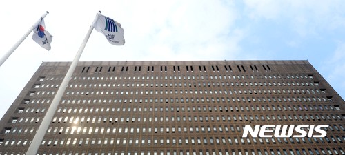 【서울=뉴시스】고범준 기자 = 박근혜 대통령이 청와대에서 최순실 게이트와 관련 대국민 담화를 발표한 4일 오후 서초구 서울중앙지검 앞에 걸린 검찰기가 바람에 펄럭이고 있다. 2016.11.04. bjko@newsis.com