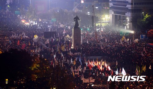 【서울=뉴시스】전신 기자 = 5일 서울 광화문 광장에서 박근혜 대통령 퇴진을 촉구하는 '내려와라 박근혜 2차 범국민행동' 문화제가 열리고 있다. 2016.11.05&nbsp; photo1006@newsis.com