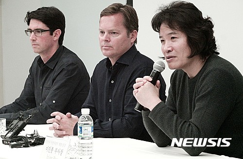 【서울=뉴시스】삼성전자에 인수된 미국 실리콘밸리의 인공지능(AI) 플랫폼 개발사 비브 랩스(VIV Labs) 경영진은 지난 4일 삼성 서초사옥에서 기자간담회를 진행했다. 사진은 왼쪽부터 아담 체이어 비브 랩스 최고기술경영자(CTO), 다그 키틀로스 비브 랩스 최고경영자(CEO), 이인종 삼성전자 무선사업부 부사장. (사진= 삼성전자 제공) photo@newsis.com