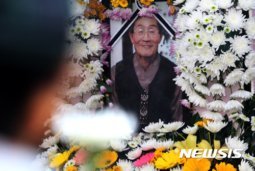 【광주=뉴시스】신대희 기자 = 생명과 평화의 일꾼 고(故) 백남기 농민 민주사회장 장례위원회 등이 6일 오후 광주 동구 금남로에서 고인의 넋을 위로하는 노제를 치르고 있는 가운데, 추모객이 금남로 임시분향소에 헌화하고 있다. 2016.11.06.&nbsp; sdhdream@newsis.com