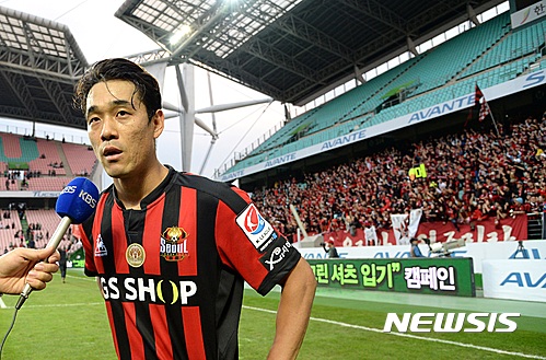 【전주=뉴시스】윤난슬 기자 = 6일 오후 전북 전주월드컵경기장에서 열린 K리그 클래식 38라운드 전북 현대와 FC 서울의 경기. 서울이 박주영의 결승골에 힘입어 전북에 1대 0으로 승리를 거두며 역전 우승을 차지했다. 박주영 선수가 인터뷰를 하고 있다. 2016.11.06. yns4656@newsis.com