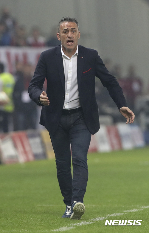 【피레우스=AP/뉴시스】 파울루 벤투 감독