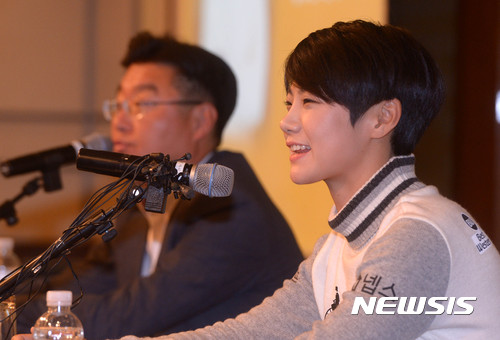 【서울=뉴시스】 장세영 기자 = 프로골퍼 박성현이 7일 오전 서울 소공동 웨스틴조선호텔에서 열린 LPGA 진출 결정발표 기자간담회에서 한국여자프로골프(KLPGA) 투어 소회와 앞으로의 계획을 발표하고 있다. 박성현은 올 시즌 한국여자프로골프(KLPGA) 투어에서 7승을 거두며 상금왕, 다승왕, 평균타수 1위 등 3관왕을 확정지었다. 또 미국여자프로골프(LPGA) 투어 대회에 7차례 출전해 68만2,000 달러(한화 약 7억7,000만 원)를 벌어들이면서 상금 40위 이내에 들어(22위) 2017시즌 LPGA 풀 시드를 확보했다. 2016.11.07.&nbsp; photothink@newsis.com