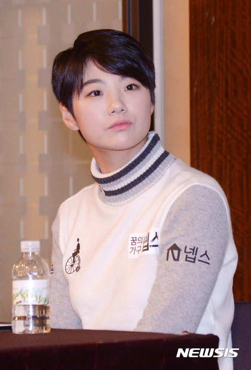 【서울=뉴시스】 장세영 기자 = 프로골퍼 박성현이 7일 오전 서울 소공동 웨스틴조선호텔에서 열린 LPGA 진출 결정발표 기자간담회에서 기자들의 질문을 듣고 있다. 박성현은 올 시즌 한국여자프로골프(KLPGA) 투어에서 7승을 거두며 상금왕, 다승왕, 평균타수 1위 등 3관왕을 확정지었다. 또 미국여자프로골프(LPGA) 투어 대회에 7차례 출전해 68만2,000 달러(한화 약 7억7,000만 원)를 벌어들이면서 상금 40위 이내에 들어(22위) 2017시즌 LPGA 풀 시드를 확보했다. 2016.11.07.&nbsp; photothink@newsis.com