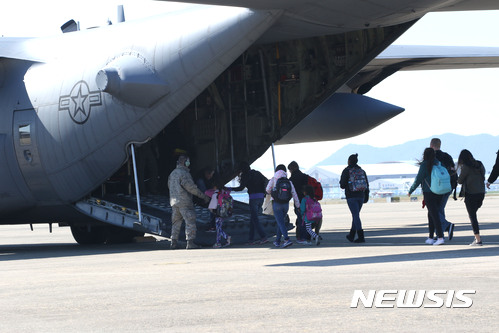 【서울=뉴시스】지난 2016년 미8군이 유사시 한국에 거주하는 미국 민간인 대피훈련인 '커레이저스 채널'을 실시하는 모습. 미군 가족들이 C-130 수송기에 탑승하고 있다. 2016.11.07. (사진=미8군 홈페이지)  photo@newsis.com