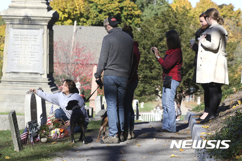 【로체스터(미 뉴욕주)= AP/뉴시스】 미국 역사상 처음으로 여성이 여당 후보로 출마한 미국 대선을 기념하기 위해 뉴욕 근교 로체스터의 마운트호프 공동묘지에 있는 여성참정권 운동가 수전 B. 앤서니의 묘지를 찾은 사람들. 투표를 끝내고 가족들과 함께 이 묘지를 찾는 사람들이 장사진을 쳐 묘지 관리소는 방문시간을 밤 9시까지 연장했다. 2017.11.09