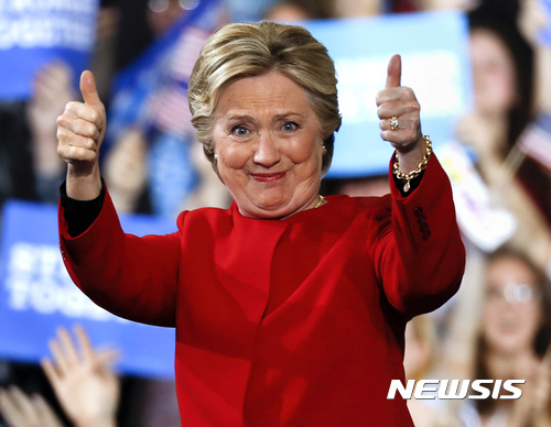 【앨런데일=AP/뉴시스】힐러리 클린턴 미국 민주당 대선후보가 7일(현지시간) 미시간주 앨런데일 유세 중 두 손을 올려 엄지손가락을 들어보이고 있다. 2016.11.08&nbsp; 