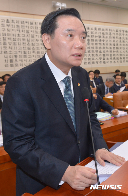 【서울=뉴시스】배훈식 기자 = 김현웅 법무부 장관이 8일 오전 서울 여의도 국회에서 열린 법제사법위원회 전체회의에 참석해 정부 법안 제안설명을 하고 있다. 2016.11.08.&nbsp; dahora83@newsis.com