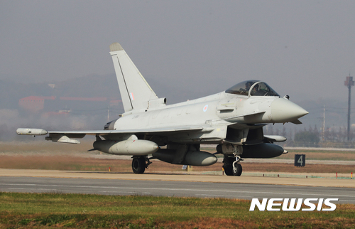 【평택=뉴시스】﻿﻿﻿﻿﻿﻿영국 국방부는 자국군이 카타르를 향해 비행하던 이란 드론을 격추했다고 밝혔다. 영국 공군 타이푼 전투기의 자료 사진. 2026.03.02 