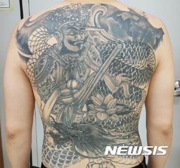 【의정부=뉴시스】배성윤 기자 =&nbsp; 경기북부지방경찰청은 8일 국내 최대 폭력조직 '통합 범서방파' 조직원 81명을 검거하고, 이 가운데 17명을 구속했다. 사진은 북부지방경찰청에서 찍은 통합 범서방파 조직원의 등에 새겨진 문신이다.&nbsp; 2016.11.08. (사진=경기북부지방경찰청 제공)&nbsp;&nbsp;&nbsp; shinybae@newsis.com 