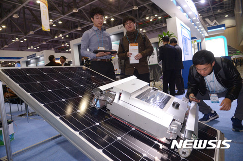 【고양=뉴시스】 장세영 기자 = 8일 오후 경기도 고양시 킨텍스 전시장에서 열린 ‘2016 대한민국 에너지대전’에서 전시장을 찾은 관계자들이 태양열 집열판 청소기를 살펴보고 있다.&nbsp; 에너지효율을 높이는 기자재 및 인프라산업, 신재생에너지, 에너지 관리를 통한 환경개선 기술, 주요 에너지 정책 및 기술이 소개되는 이번행사는 8일 개막을 시작으로 11일까지 4일간 열리며 입장료는 무료다. 2016.11.08.&nbsp; photothink@newsis.com