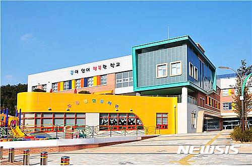 【울산=뉴시스】구미현 기자 = 울산시교육청은 '2016 대한민국 녹색건축대전'에서 두동초등학교가 최우수상(문화체육관광부장관상)을 수상했다고 8일 밝혔다. 두동초등학교 전경. 2016.11.08. (사진=울산시교육청 제공)&nbsp;&nbsp; photo@newsis.com