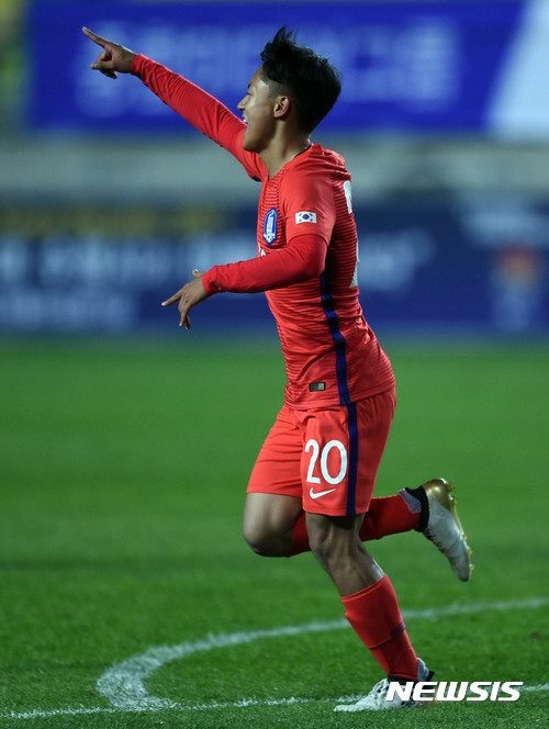 【수원=뉴시스】 이정선 기자 = 8일 오후 경기 수원 월드컵경기장에서 열린 2016 수원 컨티넨탈컵 U-19 국가대표 국제 축구대회 1차전 대한민국과 이란의 경기, 이승우가 역전골을 넣은 뒤 환호하고 있다. 2016.11.08. ppljs@newsis.com