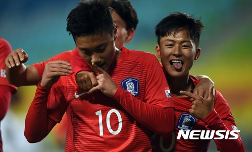 【수원=뉴시스】 이정선 기자 = 8일 오후 경기 수원 월드컵경기장에서 열린 2016 수원 컨티넨탈컵 U-19 국가대표 국제 축구대회 1차전 대한민국과 이란의 경기, 백승호가 득점을 한 뒤 동료들과 환호하고 있다. 2016.11.08. ppljs@newsis.com