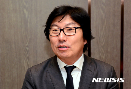 【서울=뉴시스】 한국계인 장뱅상 플라세(53) 전 프랑스 장관이 재임 시절 자신의 관저를 지키던 경찰관을 추행한 혐의로 유죄판결을 받은 사실이 알려졌다. 사진은 지난 2016년 한국을 방문한 플라세 당시 장관이 서울 중구 밀레니엄 힐튼 호텔에서 언론인 간담회를 하는 모습. 2021.03.17. taehoonlim@newsis.com