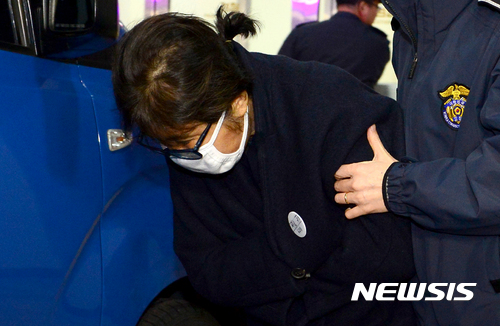 【서울=뉴시스】권현구 기자 = 박근혜 정부 '비선 실세' 의혹으로 구속 수감된 최순실 씨가 9일 새벽 서울 서초구 서울중앙지방검찰청에서 조사를 받은 뒤 호송차로 걸어오고 있다. 2016.11.09. stoweon@newsis.com