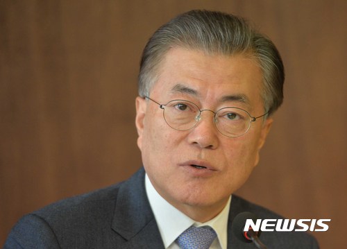 【서울=뉴시스】고승민 기자 = 더불어민주당 문재인 전 대표가 9일 오전 서울 참여연대에서 열린 '시민사회 인사와의 대화'에서 인사말을 하고 있다. 2016.11.09.&nbsp;&nbsp; kkssmm99@newsis.com