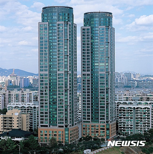 【서울=뉴시스】지난 2002년 서울 여의도동에 완공된 '대우 트럼프월드 1차'. 대우건설이 '트럼프월드' 브랜드를 빌려 지은 첫 주상복합이자 해외기업이 지은 '트럼프월드' 첫 단지이기도 하다. 자료제공 / 대우건설