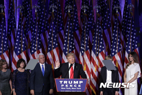 【뉴욕=AP/뉴시스】도널드 트럼프 미국 대통령 당선인이 9일(현지시간) 뉴욕에서 승리연설을 하고 있다. 2016.11.09 