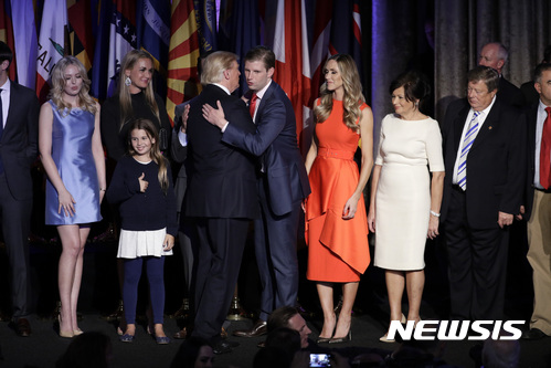 【뉴욕=AP/뉴시스】도널드 트럼프 미국 대통령 당선인이 9일(현지시간) 뉴욕에서 승리연설을 마친후 아들 에릭과 포옹하고 있다. 2016.11.09 