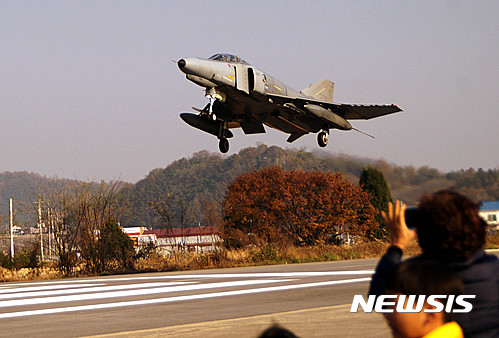 【영주=뉴시스】김진호 기자 = 경북 영주시 비상활주로가 국가 주도 훈련용 비행인프라 구축사업에 선정됐다. 사진은  '항공기 비상 이·착륙 훈련'에서 F-4 전투기가 비상 착륙하는 모습. <뉴시스DB>