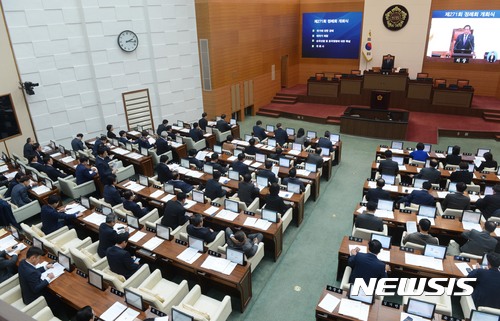 【서울=뉴시스】홍효식 기자 = 10일 서울시 중구 서울시의회에서 열린 제271회 정례회 제1차 본회의에서 양준욱 시의회 의장이 모두발언을 하고 있다. 2016.11.10.&nbsp; yesphoto@newsis.com