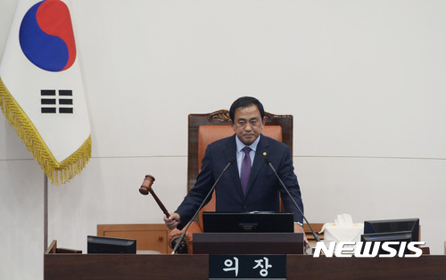【서울=뉴시스】홍효식 기자 = 10일 서울시 중구 서울시의회에서 열린 제271회 정례회 제1차 본회의에서 양준욱 시의회 의장이 정례회 회기결정의 건을 상정하며 의사봉을 두드리고 있다. 2016.11.10.&nbsp; yesphoto@newsis.com