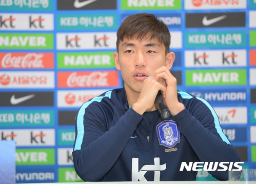 【천안=뉴시스】강종민 기자 = 축구 국가대표 윤석영 선수가 캐나다와의 평가전을 앞두고 10일 오후 충남 천안종합운동장에서 캐나다전에 임하는 각오를 밝히고 있다.&nbsp; 이 자리에는 윤석영 선수가 함께 했다. 2016.11.10&nbsp; ppkjm@newsis.com