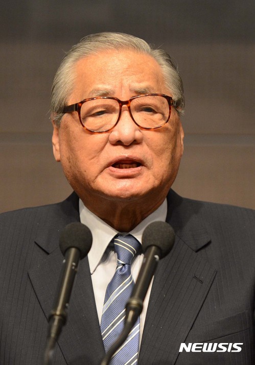 【서울=뉴시스】신태현 기자 = 정원식 전 국무총리가 10일 오후 서울 중구 프레스센터에서 열린 서울언론인클럽 언론상 시상식에서 인사말을 하고 있다. 2016.11.10.holjjak@newsis.com