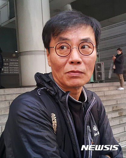 【서울=뉴시스】나운채 기자 = '한국판 드레퓌스 사건'이라 불리는 '유서대필 사건'으로 옥살이를 했다가 재심 상고심을 거쳐 24년 만에 무죄 확정 판결을 받은 강기훈(53)씨가 국가 등을 상대로 낸 손해배상 청구소송 재판에 출석한 10일 오후 서울 서초구 서울중앙지법에서 변론을 끝내고 법원을 나서고 있다. 2016.11.10. naun@newsis.com 