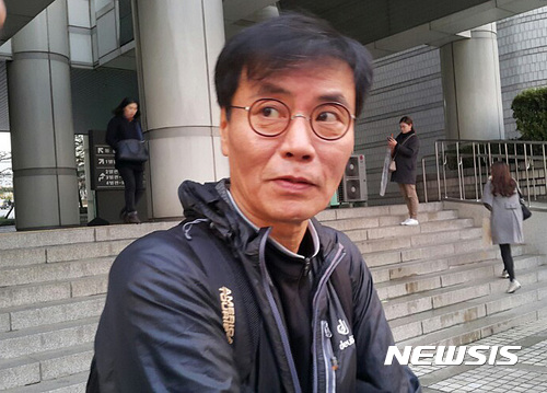 '한국판 드레퓌스 사건'이라 불리는 '유서대필 사건'으로 옥살이를 했다가 재심 상고심을 거쳐 24년 만에 무죄 확정 판결을 받은 강기훈(53)씨가 국가 등을 상대로 낸 손해배상 청구소송 재판에 출석한 지난 2016년 11월10일 오후 서울 서초구 서울중앙지법에서 변론을 끝내고 법원을 나서고 있다. 뉴시스DB.
