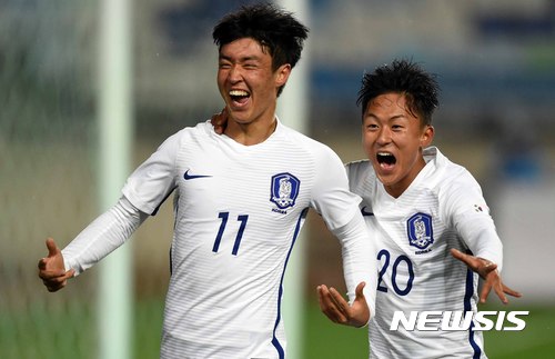 【수원=뉴시스】 이정선 기자 = 10일 오후 경기 수원 월드컵경기장에서 열린 2016 수원 컨티넨탈컵 U-19 국가대표 국제 축구대회 1차전 대한민국과 잉글랜드의 경기, 역전골을 성공시킨 강지훈과 이승우가 환호하고 있다. 2016.11.10 ppljs@newsis.com