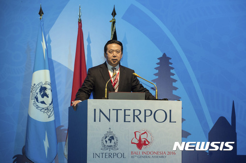 【베이징=AP/뉴시스】국제형사경찰기구(인터폴)이 오는 21일 멍훙웨이 전 총재의 후임을 선출한다. 사진은 2016년 11월 10일 중국 공안부 멍훙웨이 부부장 겸 국가해경국장이 인도네시아 발리에서 열린 인터폴 연차총회에서 차기 총재로 선임된 후 소감과 포부를 밝히고 있는 모습. 2016.11.10