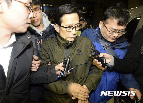 【서울=뉴시스】최진석 기자 = 부동산 개발 사업 과정에서 회사 돈 수백억을 횡령한 혐의를 받아 공개 수배됐던 부산 엘시티 시행사 실질 소유주 이영복 회장이 10일 오후 서울 강남구 수서경찰에서 부산으로 압송되고 있다. 2016.11.10.&nbsp; myjs@newsis.com