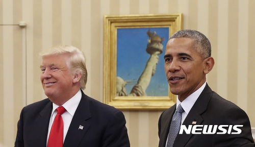 【 워싱턴DC=AP/뉴시스】도널드 트럼프 미국 대통령 당선인과 버락 오바마 대통령이 10일(현지시간) 워싱턴DC 백악관 오벌 오피스에서 만나고 있다. 2016.11.11
