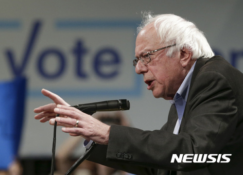 【오마하=AP/뉴시스】버니 샌더스 미국 버몬트주 상원의원은 10일(현지시간) AP통신과의 인터뷰에서 오는 2020년 대선 재출마를 배제하지 않고 있다고 밝혔다. 사진은 지난 4일 네브라스카주 오마하에서 연설 중인 샌더스. 2016.11.11