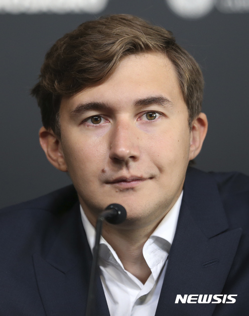 【뉴욕=AP/뉴시스】러시아 출신 체스 선수인 세르게이 카르야킨(26)이 10일(현지시간) 미국 뉴욕에서 ‘세계 체스 챔피언십’을 앞두고 기자 회견에 참석하고 있다. 카르야킨은 노르웨이 출신의 세계 체스 챔피언 망누스 칼센(25)과 겨룰 예정이다. 2016.11.11.