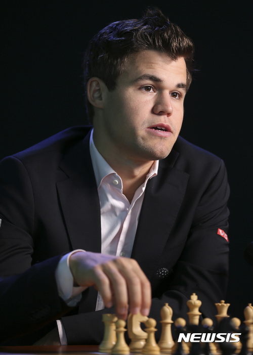 【뉴욕=AP/뉴시스】노르웨이 출신의 세계 체스 챔피언 망누스 칼센(25)이 10일(현지시간) 미국 뉴욕에서 ‘세계 체스 챔피언십’ 기자 회견이 끝난 뒤 기자들에게 말하고 있다. 칼센은 러시아 출신 체스 선수 세르게이 카르야킨(26)과 이번 대회에서 겨루게 된다. 2016.11.11. 