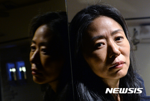 【서울=뉴시스】권현구 기자 = 창극 '트로이의 여인들'의 조명희 무대 디자이너가 8일 오후 서울 중구 국립극장에서 뉴시스와 인터뷰 전 포즈를 취하고 있다. 2016.11.11. stoweon@newsis.com