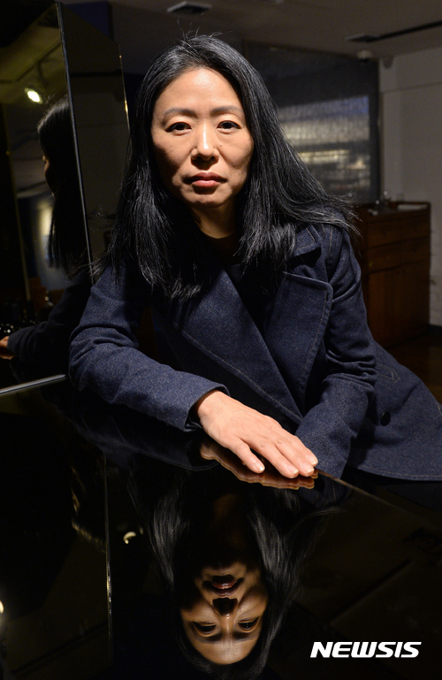 【서울=뉴시스】권현구 기자 = 창극 '트로이의 여인들'의 조명희 무대 디자이너가 8일 오후 서울 중구 국립극장에서 뉴시스와 인터뷰 전 포즈를 취하고 있다. 2016.11.11. stoweon@newsis.com