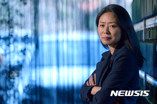 【서울=뉴시스】권현구 기자 = 창극 '트로이의 여인들'의 조명희 무대 디자이너가 8일 오후 서울 중구 국립극장에서 뉴시스와 인터뷰 전 포즈를 취하고 있다. 2016.11.11. stoweon@newsis.com