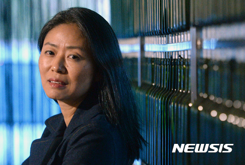 【서울=뉴시스】권현구 기자 = 창극 '트로이의 여인들'의 조명희 무대 디자이너가 8일 오후 서울 중구 국립극장에서 뉴시스와 인터뷰 전 포즈를 취하고 있다. 2016.11.11. stoweon@newsis.com